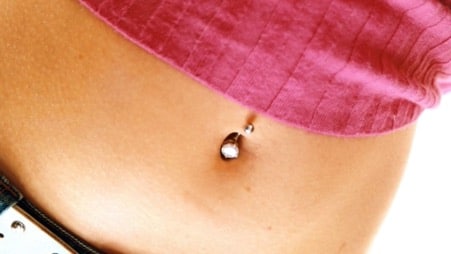 Piercing au nombril et grossesse: le garder ou le retirer ?